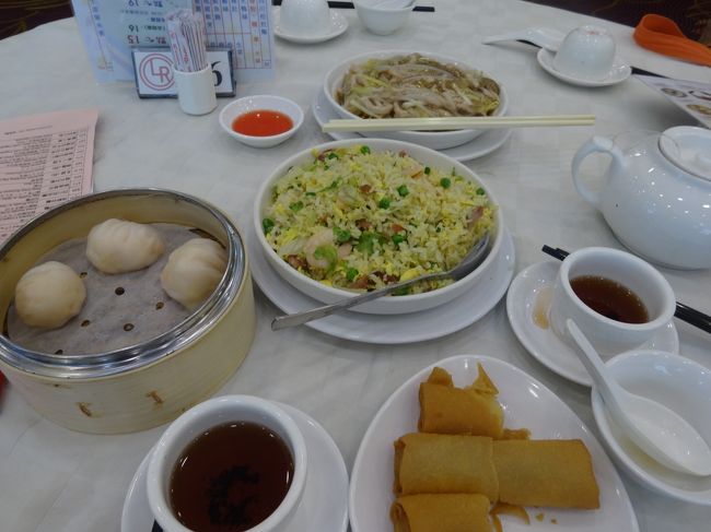 チャーハン、やきそば、春巻きなど。<br />２人では多かった。４人くらいいたら数種類楽しめそう。<br />円安もあって思ったよりは高くついちゃった。