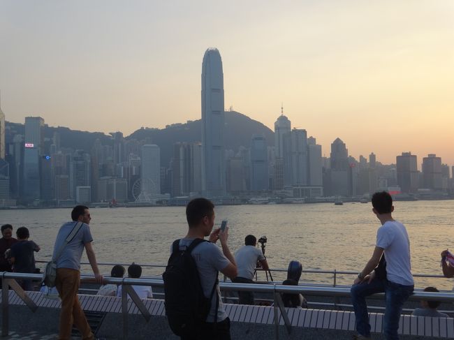 今回は８時からのショーは断念。<br />でも香港の街並みと記念撮影〜。