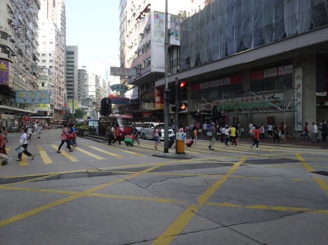 帰りはタクシーでホテルへ。<br />ムスメを寝かしつけて、台風情報をチェック。<br />私は遅延でも欠航でもOKだけど、旦那は翌日仕事なので、とにかく明日には福岡に到着してほしい。<br />キャセイのHPと台風情報をこまめにチェックしたけど、福岡便は特に情報なし。<br />でも名古屋便が欠航になっていました。<br /><br />翌朝ホテルも出発する前もHPをチェックしたけど、今のところ通常どおりっぽいので出発。<br />念のため今日泊まれそうなホテルの空室情報はチェックしといた。