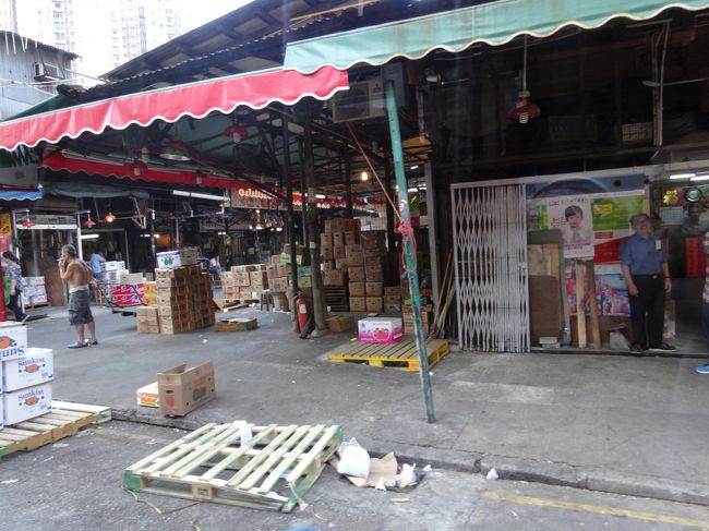 さて空港へ、とバス停に行くと、なにやら張り紙が・・・どうやらこのバス停は道封鎖のため停まらないと？！<br />次のバス停もダメだったので、近くにいた警察官のお兄さんたちにバスはどこを走っているのか尋ねる。バス会社に電話してくれているようだけど、なかなかつながらないみたい。チムサーチョイに行けば間違いなく走っているとのことなので、仕方なく地下鉄で移動。<br />１時間は余裕みといてよかった。。。<br /><br />結局、ネイザンロード沿いではなくて、ホテルから１本逆の道が臨時のバス停になっていた。悔しいけど仕方ない。<br />でも車窓からだけど、ローカルな雰囲気が見れてよかった。