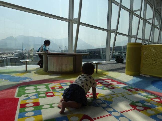 帰りはドラゴン航空です。<br />結局定刻出発のようなので、チェックインして出国。<br />ダイナースで入れるラウンジで朝ごはんを食べて、搭乗ゲート付近の子供スペースでムスメを遊ばせる。<br />４歳くらい？のお兄ちゃんが遊んでくれてムスメはご機嫌☆<br />ハイハイでお兄ちゃんを追いかける。