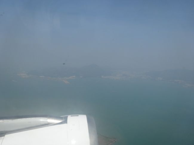 離陸時はまたも寝ていたので腕が痛かったけど、今日はバシネット席が使えたのでそっと置く・・・と目を覚ました！！汗<br />機嫌はよさそうなので、バシネットに座らせて交代でご飯。<br /><br />その後は機嫌が悪くなったので、ご飯を食べさせてひたすら抱っこ紐でゆらゆら。<br />降下の時間には気をつけていたので、耳は大丈夫そうだけど、すごい揺れ！！<br />船以外は平気な私でもちょっと酔いそうでした。<br />ムスメは始めすごい揺れに怖がっているようだったけど、着陸前には寝ていたのにはびっくり。<br />旦那は飛行機の揺れに弱いので硬直してた。笑<br /><br />写真を撮る余裕はなかった。。でもドラゴン航空の機内食はキャセイより全然おいしかったです。ベビーミール他は搭乗時にもらったけど、機内に忘れてきたので中身は不明。<br /><br />福岡に到着してタクシーで博多駅へ。<br />帰りの新幹線は台風の影響で遅れていたけど、無事帰宅できました。<br /><br />香港は2年に一回くらいは行きたいな〜。