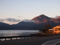 早朝の中禅寺湖