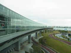 モノレールに乗って　まずは羽田空港国際線へ。