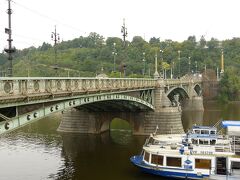 次の橋はチェフ橋。プラハ前編の最後に出てきた橋です。
