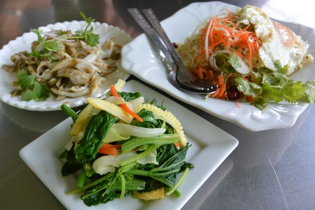 ラカイン料理のミン・ラン・モンティ・パラミ店<br /><br />野菜や炒飯、お店の人おすすめのバンブーというのを頼んでみました。<br />バンブーはしょっぱかったので、温野菜とあわせればなんとかという感じでした。