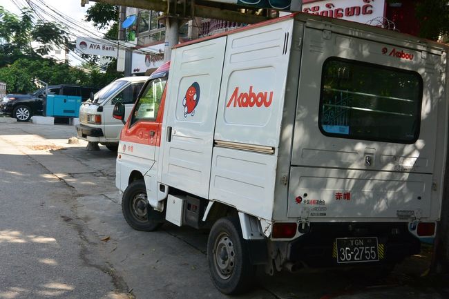 ここのお店の前には、ちょくちょく赤帽さんが止まっています。