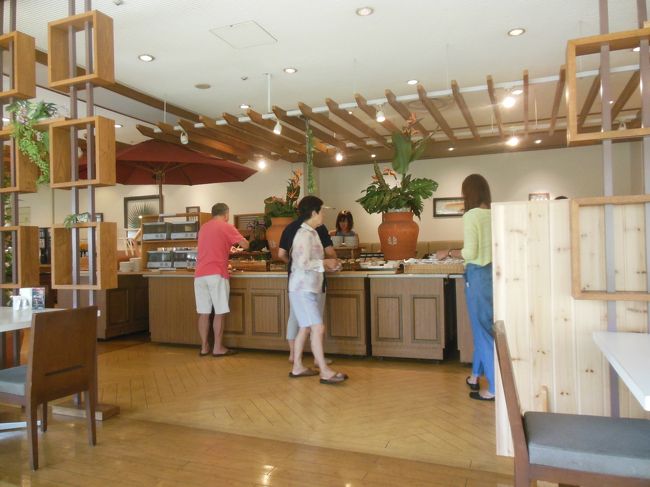 １０月５日日曜日<br />４日目です。<br /><br />当初の計画では、昨晩から西表島の星野リゾートに宿泊し、本日は、マリユドゥの滝とカヌー下りのツアーで、カヌーとトレッキングで浦内川の大自然を満喫する予定でした。<br /><br />しかし、台風１８号の影響で海が荒れています。<br />その結果、計画変更で石垣島の日航八重山ホテルに宿泊しています。<br />最終日の計画を本日にずらし、４時間の貸切タクシーで石垣島の観光めぐりです。<br /><br />写真は、ホテルの朝食風景。