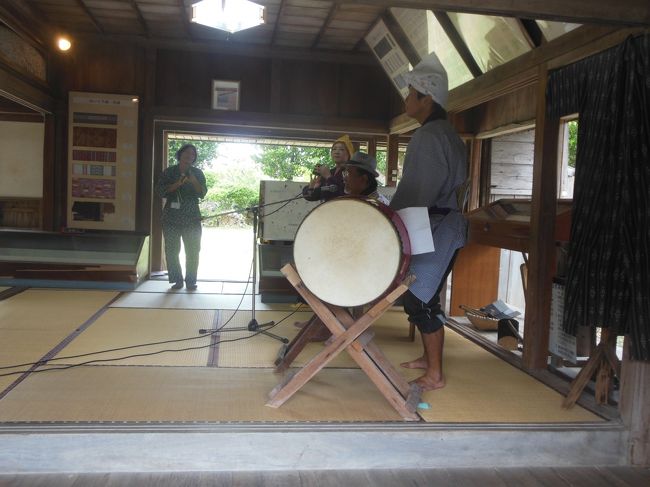 入場した目の前の牧志邸。<br />琉球音楽？　生演奏も聞けます。