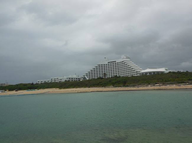 プライベートビーチの端へ。<br />そこからホテルを眺めます。