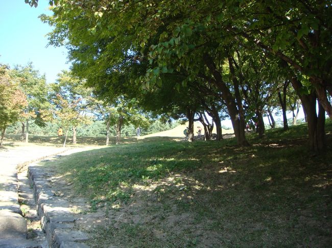 展示館をでて、古墳に行きます。