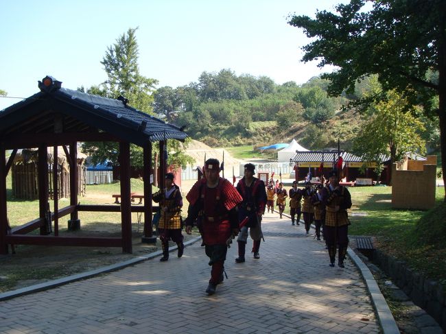 『敵がせめてきた！　王の命令をうけ命をかけて戦うぞ〜！！』というようなことを言ってましたが、他の人はイマイチ元気なく歩いて城門に向かいました。