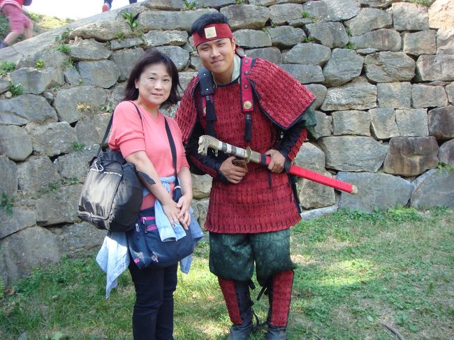 このあと、自由に写真撮影どうぞとのことで、パチリ。<br /><br />隊長さんは親切でした。<br /><br />景福宮とは違う百済時代の衣装がいいですね〜。