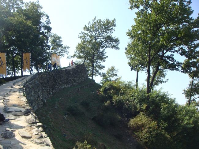 公山城の城壁。<br /><br />城壁の上を歩いて回れるようになってます。<br /><br />柵も何もない、下はまっさかさま。<br /><br />日本だったらなにかあったら責任問題を問われるので、柵は絶対つけるでしょう。<br />でも柵があったらせっかくの城壁が台無し。日本だったら城壁は立ち入り禁止かな。