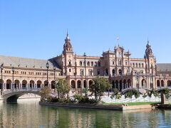 「スペイン広場」


広場には池がはられ、ボートも乗れます。
歩き方によると、１９２９年のイベロ・アメリカ博覧会の会場として
作られたとのことですが、
ずっと以前からあったような存在感です。