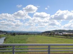 依那古駅を目指して木津川を渡る