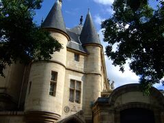 ◆ブッラック通り Rue de Braque から望む クリソン館 Hotel de Clisson のクリソンの門 Porte de Clisson 。

 ” クリソン館 Hotel de Clisson (14世紀)  ” の遺構で、アルシーヴ通り58番地に残る、せり出し塔が二つ付いた入口は、 ” クリソンの門 Porte de Clisson ” と呼ばれており、離れた場所から見ても特徴的な形が印象的です。