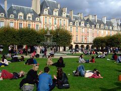 ヴォージュ広場　Place des Vosges

土曜日の午後で、ボージュ広場も、マレ地区全体を見ても、人でいっぱいでした。