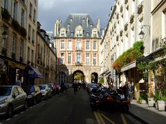 ビラーク通り　Rue de Birague

ヴォージュ広場　Place des Vosges でのリラックスタイムを終えて、”王の館 Pavillon du Roi” を振り返り１枚。

ビラーク通り　Rue de Birague を南下し、サン・タントワーヌ通り　Rue Saint-Antoine へ。