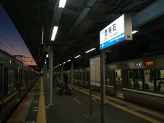まずはJR神戸線で姫路へ。昼間であれば新快速で一気に駆け抜けてしまうところもこの時間に走っているのは各駅停車のみ。しかも西明石で乗り換えが必要なので新快速なら40分で着くところ1時間以上もかかってしまいます。車内からは綺麗に日の出が見られました、天気は良さそうです。
