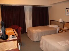 空港で夕食後、シャトルバスでホテルへ。今回泊まるホテルは、成田ビューホテル。リーズナブルな料金でよかったです。