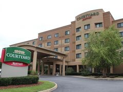 空港から30分ほどでホテルに到着。
空港はテネシー州にありますが、ホテルはお隣のバージニア州。ブリストルBristolにあるCourtyard Bristol Marriottに宿泊。