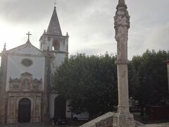 Igreja de Santa Mariaサンタ・マリア教会と、広場をはさんで立つPelourinhoペロリーニョ…かわいい名前なのに処刑された人を吊るして晒し者にするための塔なんだって…(・o・)