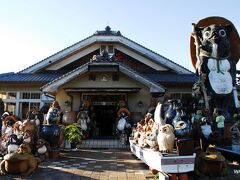 国道４２２号線が３０７号線となり、しばらく走ると信楽焼きの狸が所狭しと並んだ山上陶器（滋賀県甲賀市信楽町柞原１６９）に到着。
壮観でした！

