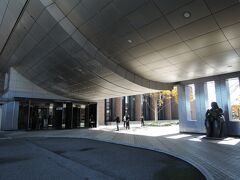 新潟県立近代美術館のエントランス