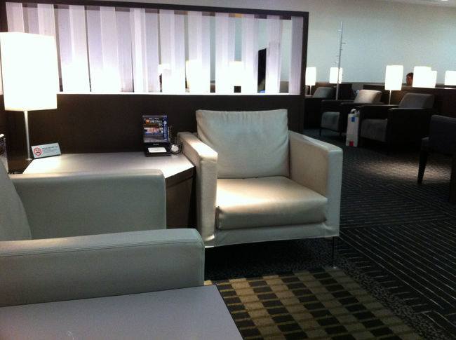 人生初ラウンジ。当然、上司の同伴者として。