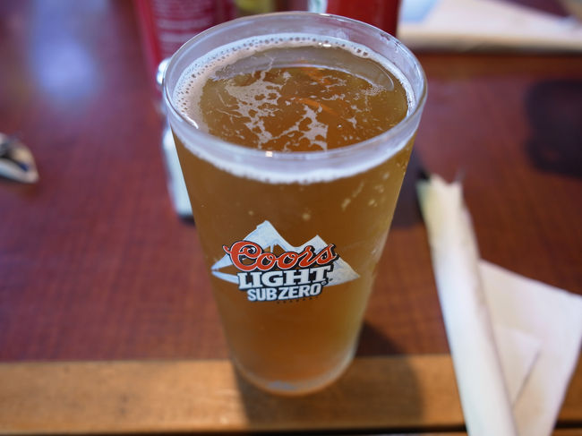 Red Robin Robsonで昼食。まずカナディアンビール。