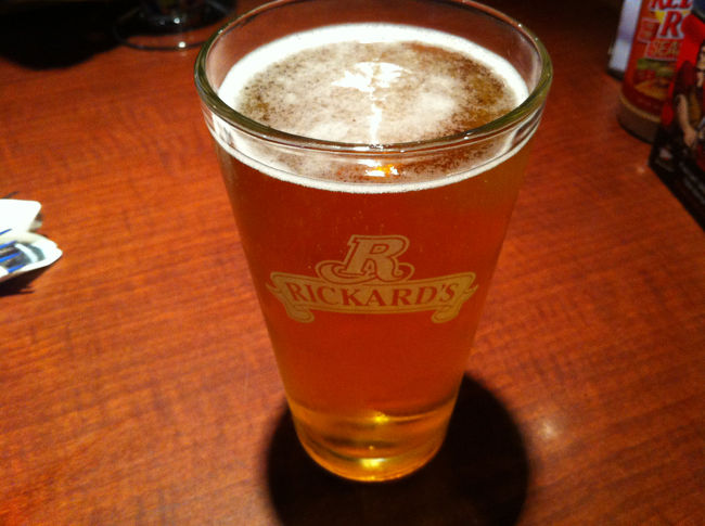 ちょっと足りなかったので、昼に食べたバーガー屋でまたビール。