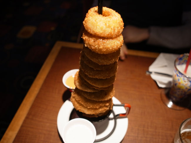 バーガーは要らないので、オニオンリングタワーを頼む。