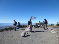 山頂駅から35分ほどで北横岳南峰（標高2471m）に到着。
南八ヶ岳から北アルプスまでの絶景を見渡せました。