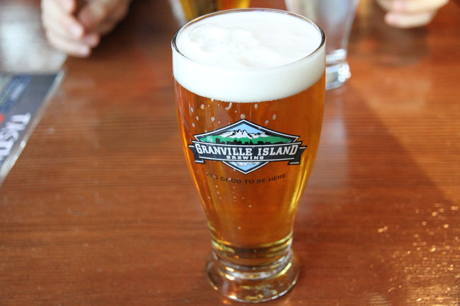 夜はグランビルアイランドでビールを飲む。試飲のための1杯しか飲めないらしい。