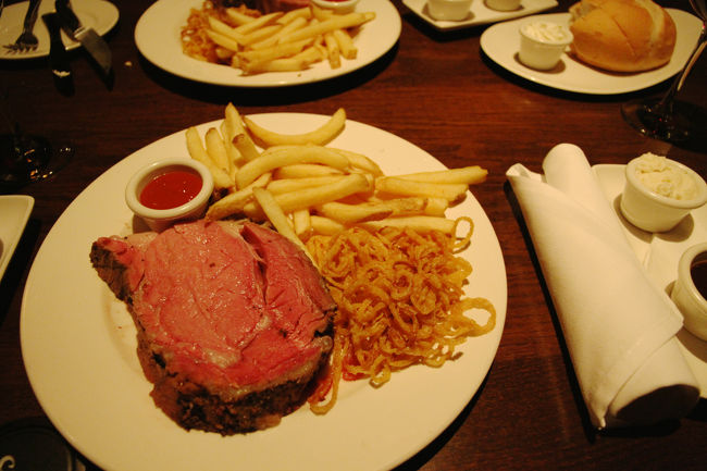晩ご飯にTHE KEGで16オンスのプライムリブを頂く。480gはなかなかに多かった。付け合わせもなかなかに重い。