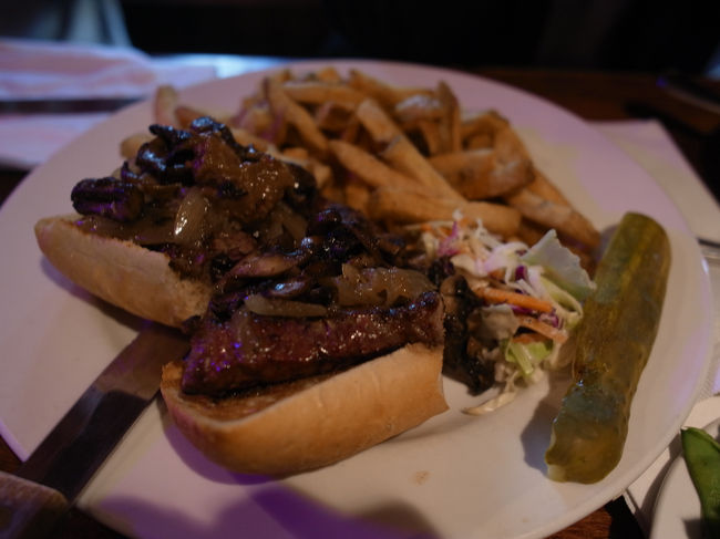 パンの肉乗せ。