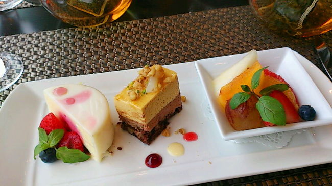 ま、今日はアルコール抜きのプランです。<br />利用中は雨模様になって暗い景色となったけど、静かでゆったりサービスも良し♪<br />カフェなので堅苦しくもないし一休のプランを利用してお得な気分でした。<br /><br />曼珠沙華と秋雨のおかげで季節を感じた1日となりました。<br />最後までご覧下さってありがとうございました。