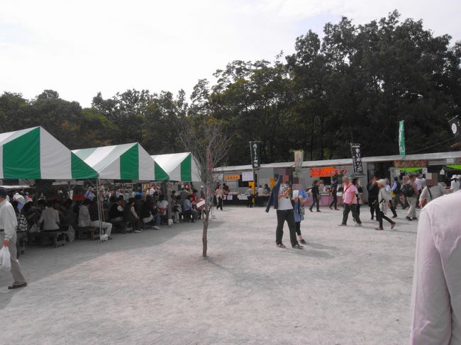 園内には簡易休憩所と出店が並んでいました。