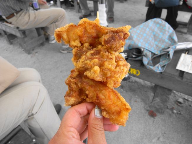 県内の鶏で作られたでっかい鳥のから揚げ〜<br />安くてジューシー、ビールが飲みたくなるけど…ガマン（笑）<br /><br />でも、ビールも売られていましたよ！