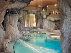 【番外編】
The Grotto Spa

バンクーバー島、パークスビルのTigh-Na-Mara リゾート敷地内にあるスパで、北米一という評価を得ています。

温泉ではないですが、洞窟風の天然ミネラルプールがあり、リラックス度満点なスパ、リゾートです。
各種マッサージ、ペディキュア、マニキュア等のスパメニューや、ここのタパス利用者は、無料でミネラルプールを使用できます。

【場所】ブリティッシュコロンビア州、バンクーバー島、ParksvilleのTigh-Na-Mara敷地内

【お勧め度】★★★★
温泉ではないものの、天然のミネラルを含むプールであることと、なんと言っても、ここの雰囲気やおもてなしは、とても心地が良く、もう一度行きたいと思わせてくれます。
温泉って思って行ってしまうとダメですが、良い温泉が少ないバンクーバー近郊で、優雅なリラックス目的なら、これも有りかと思います。

【関連旅行記】
２泊３日で行けるバンクーバー島　１７　Tigh-Na-Maraと温泉もどきなGrotto Spa
http://4travel.jp/travelogue/10889343

【関連サイト】
http://www.tigh-na-mara.com/grotto-spa.htm