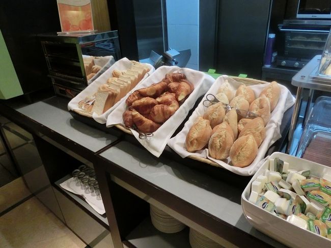 さて、第二日目。<br />今日はロカ岬やシントラの宮殿や古城を見に行こうかなんて思いつつ、まずはホテルの朝食。<br />パンが色々並んでます。<br />手前のパンは概ねフランスパンのようなもの。<br />真ん中はクロワッサン。<br />奥は、、、何か、、、食べてみたけど不可解なパンです。