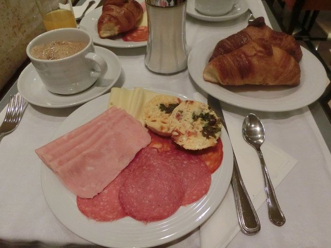 ってことで、とりあえず「あるものは全種類」にチャレンジしました。(これは1クール目)<br />しかし以外とパンがずっしり来ましてねぇ、胃に。結構キツかったっす。<br />ちなみにこの国では「コーヒー」というとエスプレッソです。しかも経験したことの無いような濃いーやつで。<br />それをレギュラーカップに二杯分いれて、地獄のような濃いコーヒーを悶絶しながら飲みます。