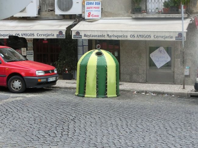 大量に食べたパンが膨張し、明らかに胃に負担が増大したまま出発。<br />昨夜は気が付きませんでしたが、サボテンチックな変なモンが道端にドデーンと居座っています。<br />猫の家！？なんて思いつつ、穴から中を覗けば空ビンの数々。これ、「ワインの空き瓶用」のごみ集積カゴなんだそうです。<br />よく見れば町中至るところにあるのですが、皆それぞれに独自のペイントがしてあって、これを探し歩くだけで、結構な楽しみになりそうです。