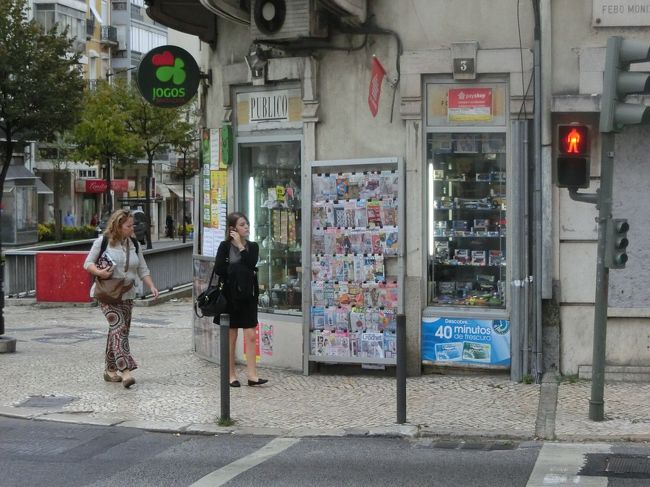 街角のお店。<br />雑誌やら飲み物やらお菓子やら、、、そんなものが売っているところ。<br />