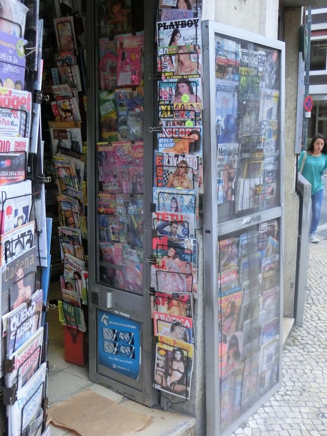 朝っぱらから一番メインの棚でいかがわしい本売ってます(笑)<br />あー、昔はこんな棚を見つけただけでドキドキしたはずなのに、、、(いつの話よ？)