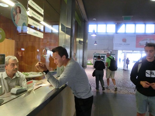 地下鉄でカイスドソドレ駅へ行き、そこでポルトガル鉄道(CP)の駅舎へ。<br />ここでカスカイス駅行きの切符を買うのですが、実はカスカイスからロカ岬やシントラへのバスも乗れるようになるお得なセット切符があることを下調べしていった私は、窓口でそれをよこせ！と、ナンチャッテ英語で説明中。<br />