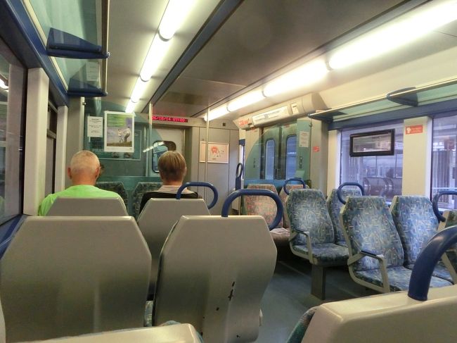 買った切符は果たしてバスも乗れるタイプなのか？？？不明のまま、とりあえず電車に乗車。<br />車内はガラガラで、観光客とおぼしき人々が数名のみ。<br />ポルトガルで東洋人＝十中八九観光客、というレッテルから、何となく駅に停まるとこっちを見る。「カスカイスここか？」みたいな感じで。<br />こっちだってこの切符でこれに乗っていいんかどうかすら解らんっちゅーの！