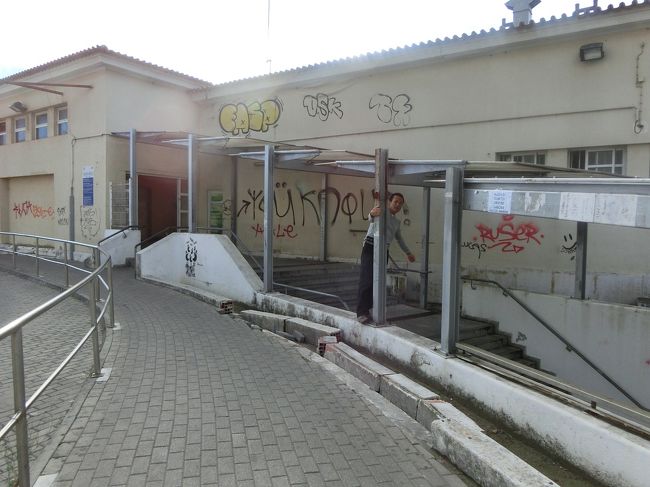 なんだかんだで無事カスカイスに到着。<br />ここから駅の向かいにあるオシャレビル1Fのバスターミナルへ。<br />一時間に一本出ているロカ岬行き。ついさっき出たばっかりでした(泣)<br />