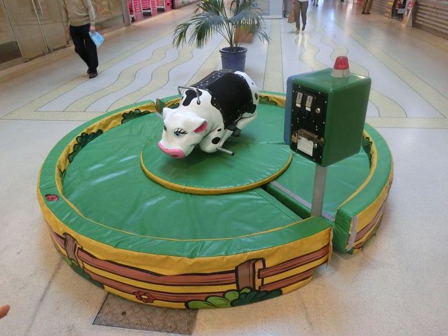 驚愕の「子供用ロデオマシーン」にまたがって写真撮るかどうか真剣に悩んでみたり、